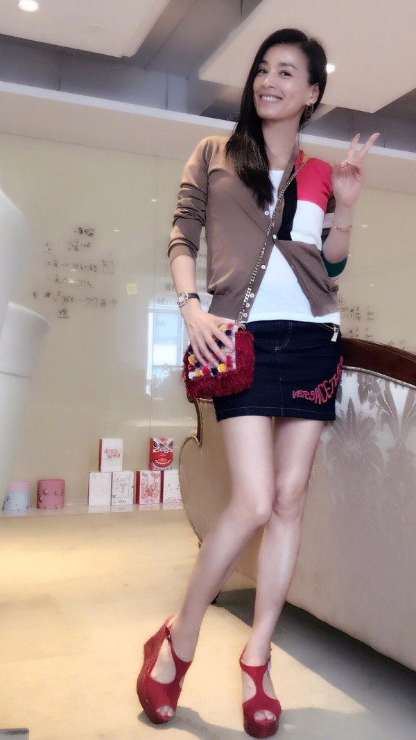 酒窝美女张庭高跟短裙大秀美腿,小肚微挺自嘲