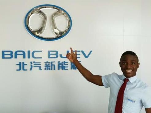 《战狼2》引爆中非题材 卢旺达“学霸”中国卖车记