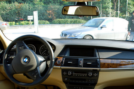 小伙租宝马X5回家，本想炫耀一番，说错一句话露馅