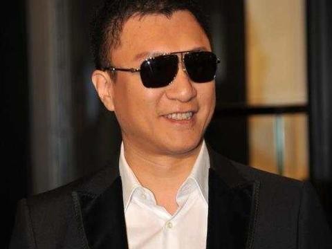 两位黑道大哥,孙红雷140万豪车,他身价10亿坐桑塔纳