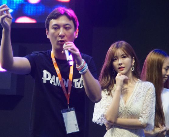 周二珂是王思聪的炮架?王思聪砸重金为二珂赎