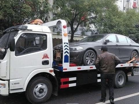 60万的帕萨特违停被拖，车主说拖一回就损失十万块