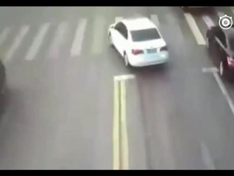 女司机拐弯不让直行 被大货直接撞出火 车是彻底报废了