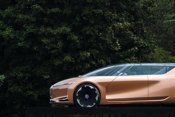 雷诺的新车不仅可以开到房顶，还心甘情愿掏空自己让你看电视