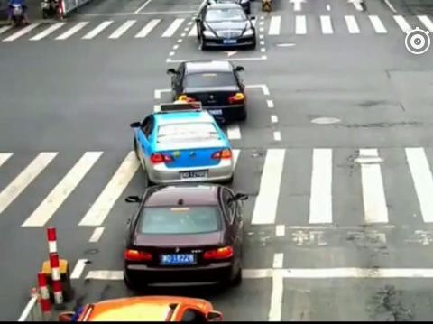 电动车等不及红灯选择闯出去，她生命中最后5秒