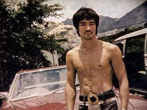 李小龙座驾奔驰350SL跑车神秘人100万美金买下此车