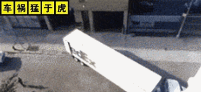 车祸猛于虎!老司机强行并道,避免了一起追尾事故!