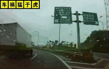 老司机强行并道,避免了一起追尾事故!