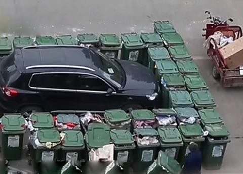 这辆车到底得罪了谁，下场这么惨！看完还敢乱停放吗