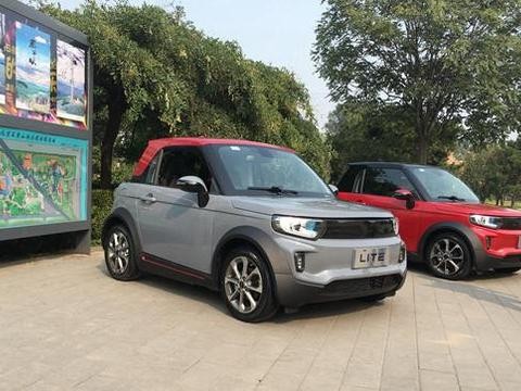 无框车门，车内三块液晶屏，旋扭换挡，北汽代步小车