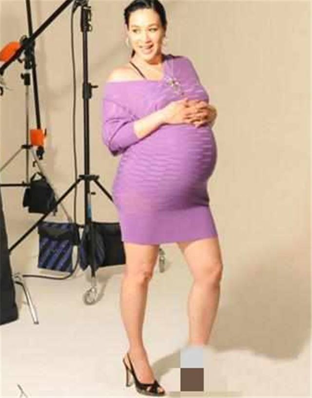 钟丽缇孕肚特大,相比当年坐豪车的她,丑了!