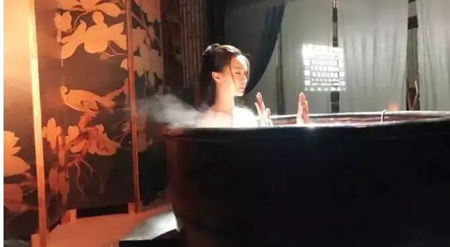 比如看古装剧,感觉只有女主角才有泡澡—而且是泡花瓣澡的待遇.