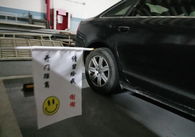 鸥翼门开车占地方,奔驰车主一招,奥迪躲得远远的