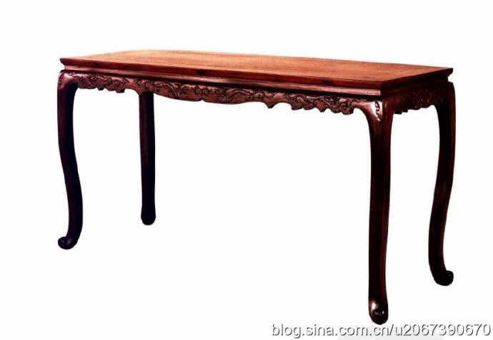 四百余例方桌，所见三弯腿亦不足5件。较典型的是张德祥先生的六仙桌、两依藏的棋桌，以及埃塞克斯博物馆的，桌角镶嵌象牙。