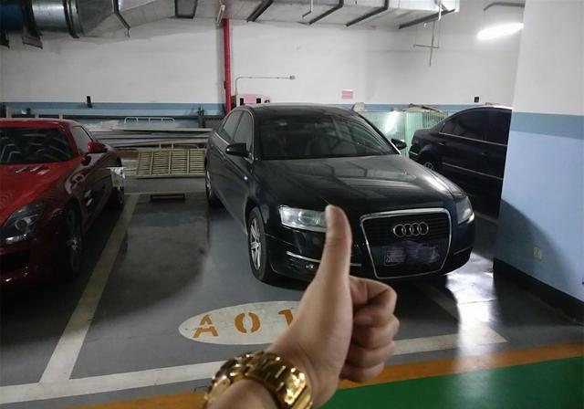 鸥翼门开车占地方,奔驰车主一招,奥迪躲得远远的