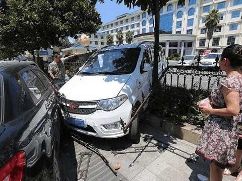 女司机油门当刹车 奔驰大G撞穿混凝土墙 网友真硬啊