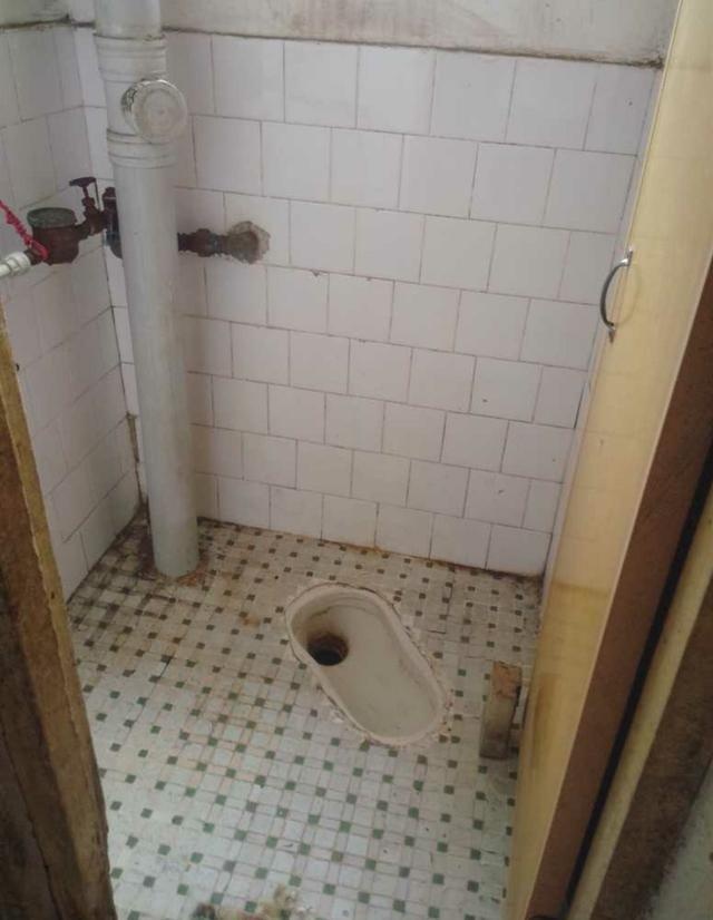 厕所是老式的蹲坑,居然还是斜的.