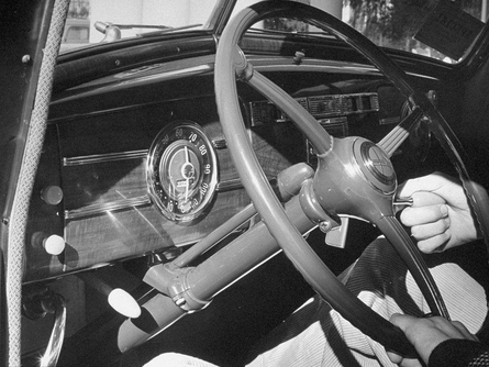 为什么现在大多数车型采用“D”字型方向盘，圆形的真要被淘汰？