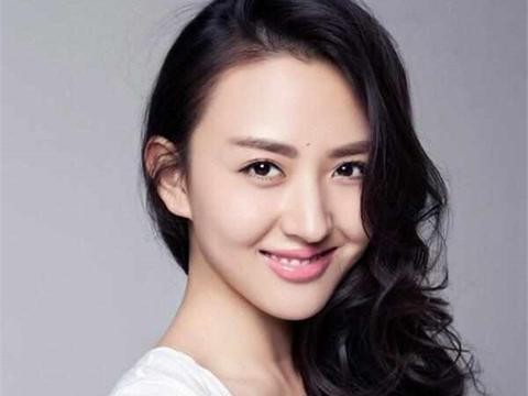 她是杨幂的小助理，今凭一部剧爆红，出行的豪车高达百万！