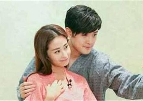 他们是最能吻的明星情侣，即便坐豪车内，也不忘深情一吻！