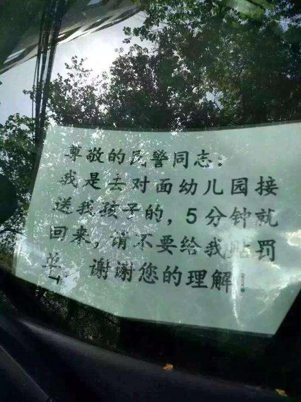 鸥翼门开车占地方,奔驰车主一招,奥迪躲得远远的