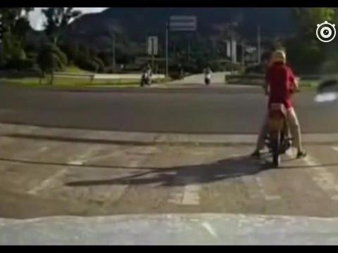 等红灯的摩托车抬头多看了一眼，没想却救了自己一命！