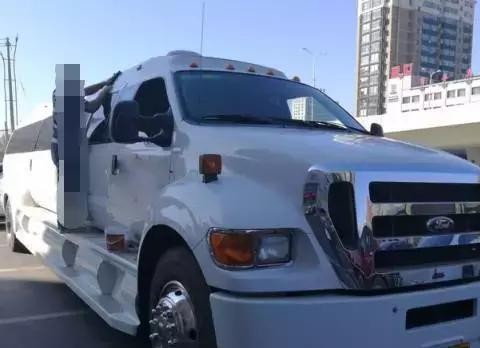 赵本山的房车只能算一般，这款福特长10米，车主靠它日赚一万五！