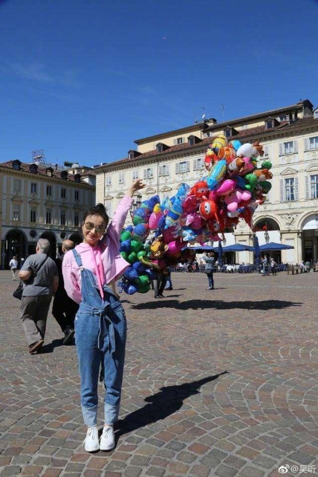 吴昕现身香港录节目, 网友感叹: 真人超级美