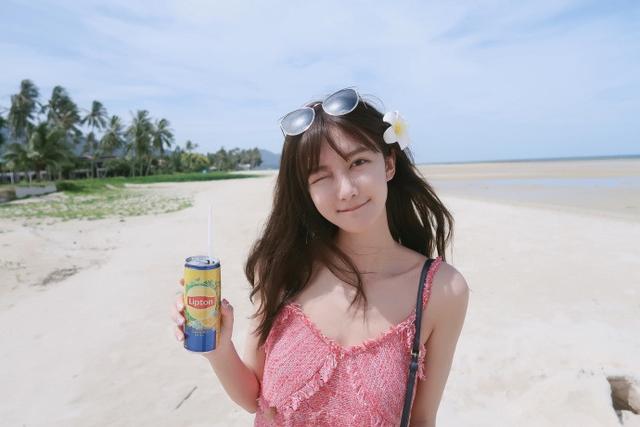 被王思聪夸赞漂亮的网红女神七七,晒出与男友合照