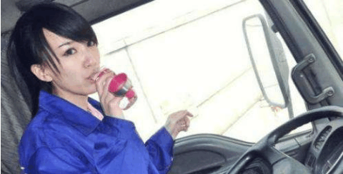 跑长途的货车司机,为何都喜欢带上一个女人?却