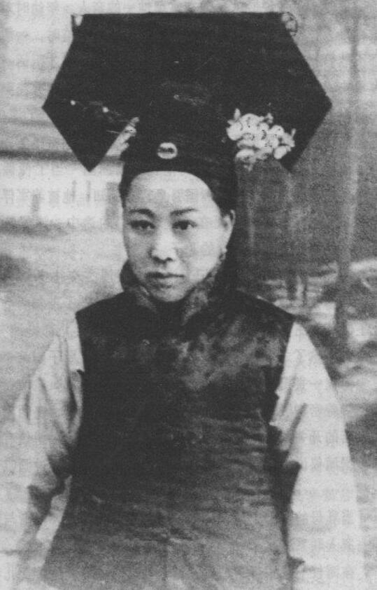 溥仪有个羞于说出口的癖好, 宫女看到羞红脸, 太监们偷偷笑