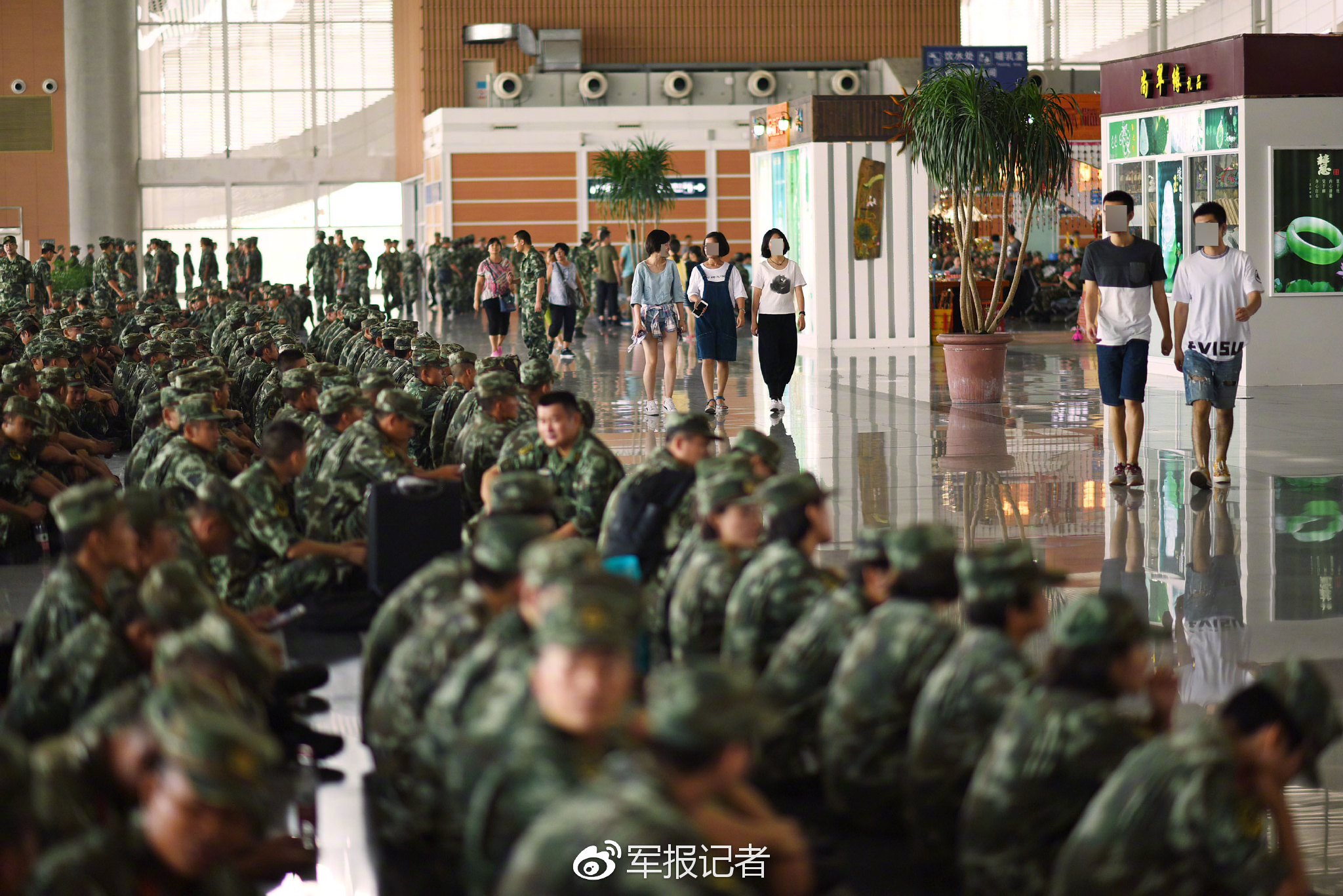 感动!武警坐地上等高铁,排长队礼让旅客