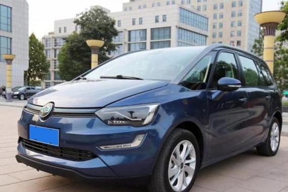 我说等这车上市就买，我妈说我是缺心眼儿