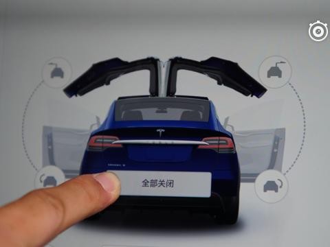 像绅士一样为乘客打开车门？特斯拉车主随时展示风度
