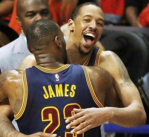 安东尼助攻詹姆斯! 骑士加入三方交易, 詹皇将