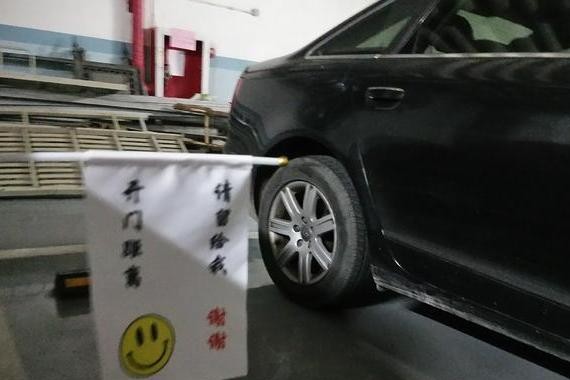 鸥翼门开车占地方，奔驰车主一招，奥迪躲得远远的