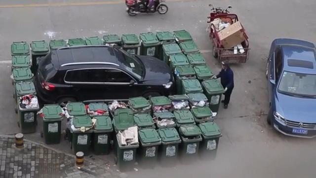 鸥翼门开车占地方,奔驰车主一招,奥迪躲得远远的