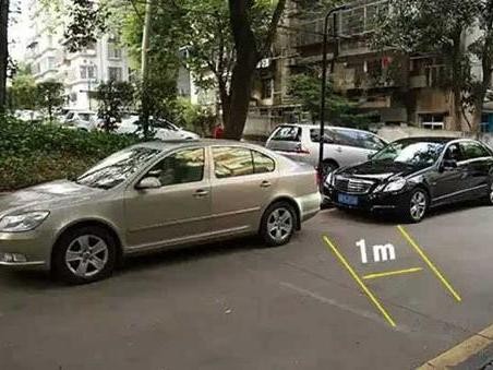 教你如何判断车头与前车的距离，80％的司机判断有误！