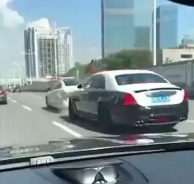 【视频】为躲避小黄车，天籁被劳斯莱斯追尾，车屁股直接没了...