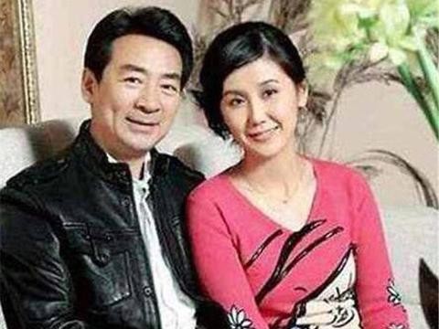 她当年一次性和5个外国男友交往，今50岁开豪车，还遭老公毒打！