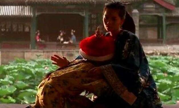 溥仪有个羞于说出口的癖好, 宫女看到羞红脸, 太监们偷偷笑