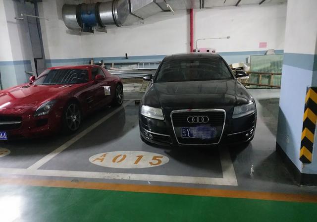 鸥翼门开车占地方,奔驰车主一招,奥迪躲得远远的