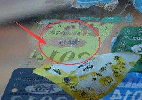 汽车玻璃上年检贴别用手抠学会这一招去除痕迹超干净