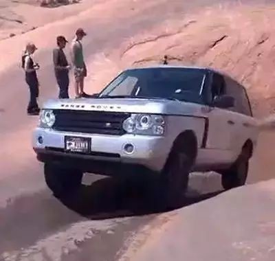 【视频】遇到一个大坑，才知道路虎揽胜凭啥敢卖那么贵了！