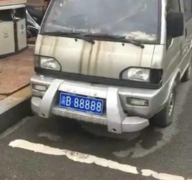 重庆最牛的五菱面包车，旧面包和法拉利都用88888牛牌，谁真谁假