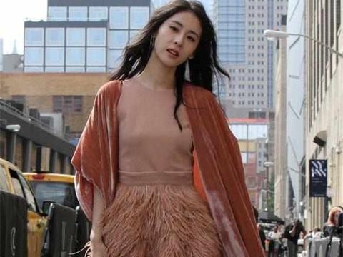 28岁张碧晨出席活动，相比当年坐豪车的她，更具气质了！