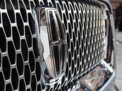 比路虎揽胜还大气，车长5米多，10速变速箱