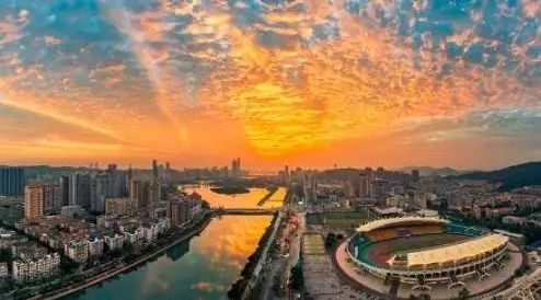 好事情！他花了1块钱坐公交到五一广场，开回了一辆奔驰Smart，方法是......