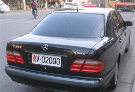 路上遇到这几种颜色的车牌，即便你是300万的豪车，也得避让！