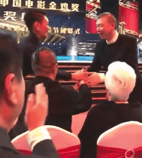 文章此时站起来也有礼貌性的想跟他握手,但是尴尬的一幕发生了